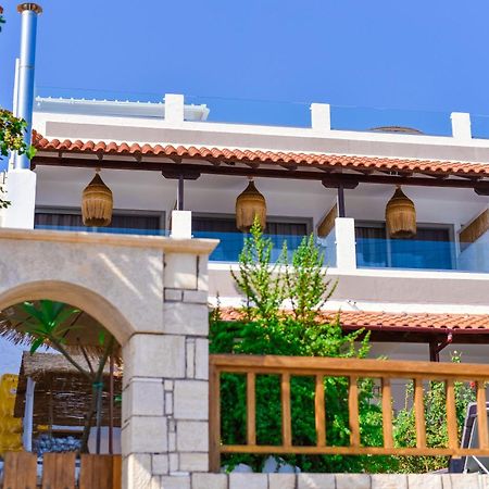 Laia Seafront Luxury Apartments アギア・ペラギア エクステリア 写真