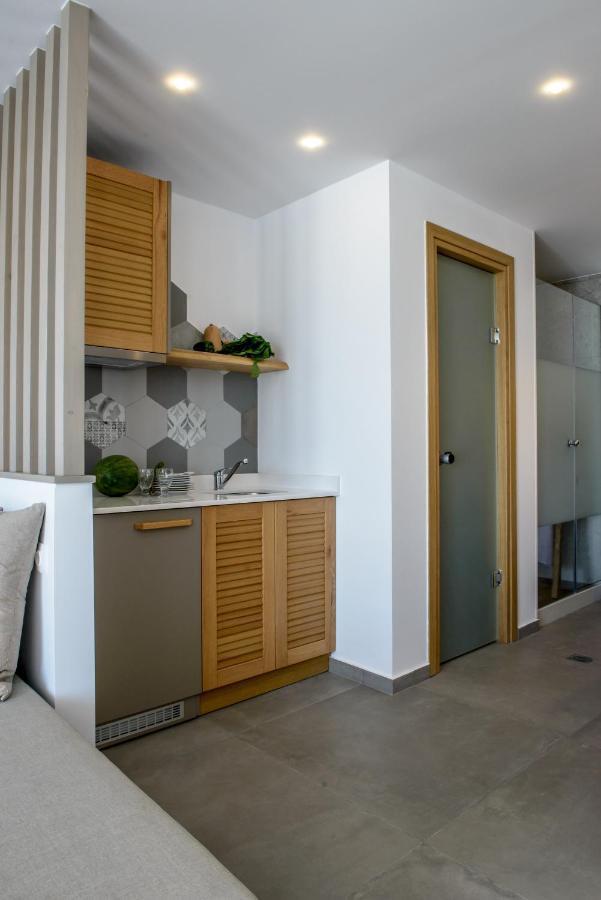 Laia Seafront Luxury Apartments アギア・ペラギア エクステリア 写真